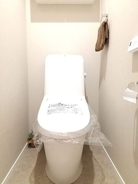 清潔で快適な温水洗浄機能付トイレです。シンプルで使い勝手がよく、お掃除も楽チンです。 