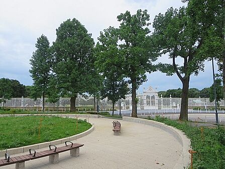 若葉東公園 徒歩12分
