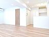 リビング/ダイニング：白を基調とした明るいお部屋です。どんな家具とも合わせられます。 
