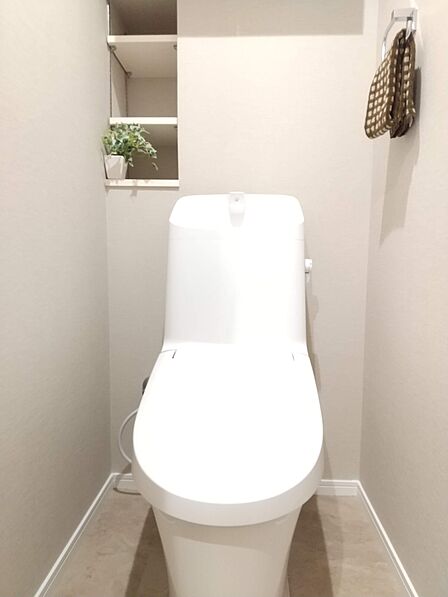 清潔で快適な温水洗浄機能付トイレです。シンプルで使い勝手がよく、お掃除も楽チンです。 