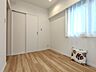 室内：木目を基調とした暖かみのあるお部屋です。趣味部屋や書斎としてもお使いいただけます。 