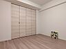 室内：白と木目を基調とした暖かみのある明るいお部屋です。どんな家具とも合わせられます。 