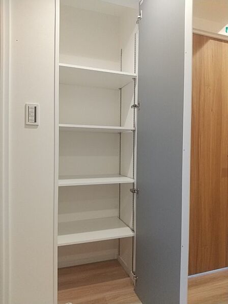 玄関横にはちょっとした収納もついています!可動式棚でお好みの高さに変えられます。