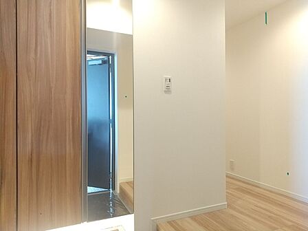 玄関収納はミラー付きです。お出かけ前に身だしなみチェック!