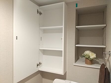 トイレの上には吊り棚を設置。日用品を収納できます。
