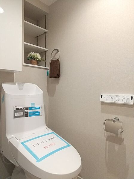 清潔で快適な温水洗浄機能付トイレです。シンプルで使い勝手がよく、お掃除も楽チンです。