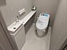 トイレ：清潔で快適な温水洗浄機能付トイレです。シンプルで使い勝手がよく、お掃除も楽チンです。 