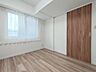 室内：白と木目を基調とした暖かみのある明るいお部屋です。どんな家具とも合わせられます。 