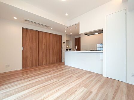 白を基調とした明るいお部屋です。どんな家具とも合わせられます。 