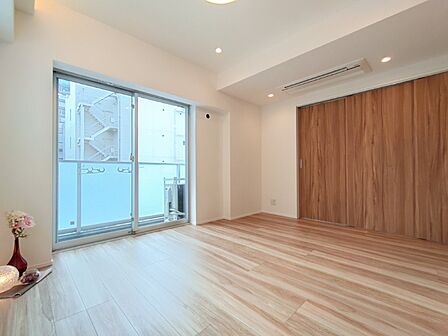 木目を基調とした暖かみのあるお部屋です。どんな家具とも合わせられます。 