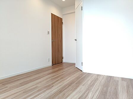 木目を基調とした暖かみのあるお部屋です。趣味部屋や書斎としてもお使いいただけます。