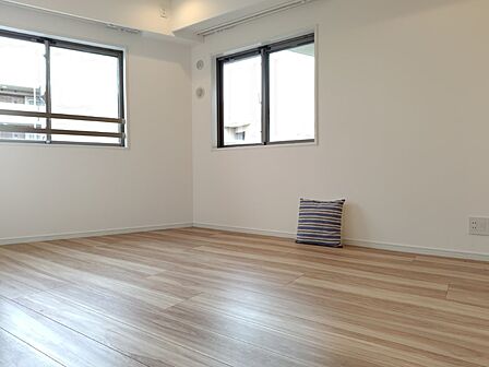 白と木目を基調とした暖かみのある明るいお部屋です。どんな家具とも合わせられます。