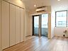室内：白と木目を基調とした暖かみのある明るいお部屋です。どんな家具とも合わせられます。 