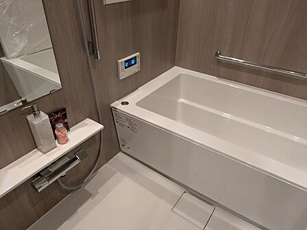 白を基調とした清潔感のあるバスルームです。お仕事で疲れた体をいつでも温かなお風呂が癒してくれます。