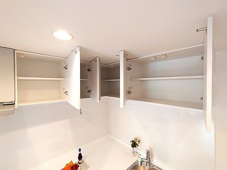 キッチンは吊り棚付きで収納力豊富。調理器具や食器もすっきり片付きます。