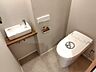 トイレ：清潔で快適な温水洗浄機能付トイレです。シンプルで使い勝手がよく、お掃除も楽チンです。 