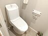 トイレ：清潔で快適な温水洗浄機能付トイレです。シンプルで使い勝手がよく、お掃除も楽チンです。  
