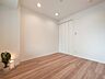 室内：白と木目を基調とした暖かみのある明るいお部屋です。どんな家具とも合わせられます。 