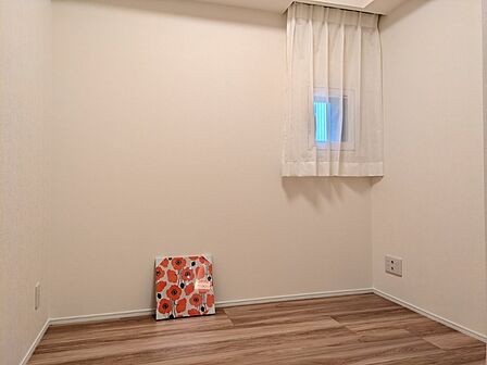 白を基調とした明るいお部屋です。趣味部屋や書斎としてもお使いいただけます。