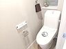 トイレ：清潔で快適な温水洗浄機能付トイレです。シンプルで使い勝手がよく、お掃除も楽チンです。 