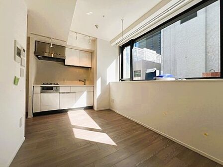 やわらかく、明るい陽の差し込む綺麗で清潔なリビングです。