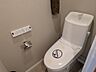 トイレ：清潔で快適な温水洗浄機能付トイレです。シンプルで使い勝手がよく、お掃除も楽チンです。 