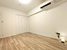 室内：白と木目を基調とした暖かみのある明るいお部屋です。どんな家具とも合わせられます。 