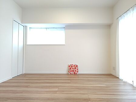 白と木目を基調とした暖かみのある明るいお部屋です。どんな家具とも合わせられます。 