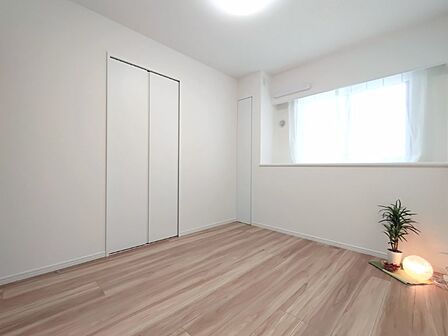 白と木目を基調とした暖かみのある明るいお部屋です。どんな家具とも合わせられます。