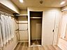 子供部屋：収納力のあるクローゼットを備え、衣類や小物をすっきり整理できます。