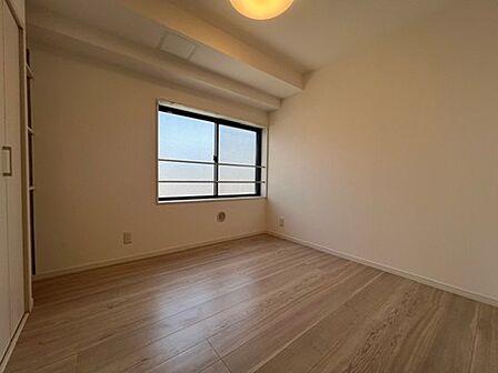 木目を基調とした暖かみのあるお部屋です。どんな家具とも合わせられます。