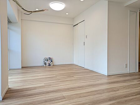 白を基調とした明るいお部屋です。どんな家具とも合わせられます。 
