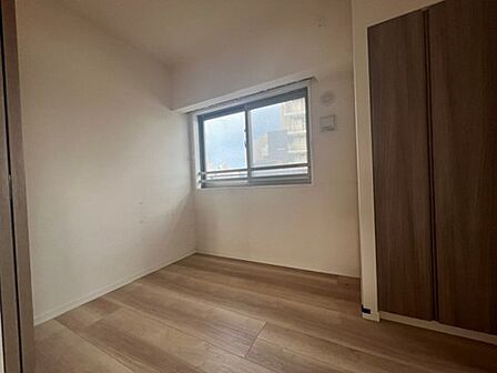 白を基調とした明るいお部屋です。趣味部屋や書斎としてもお使いいただけます。