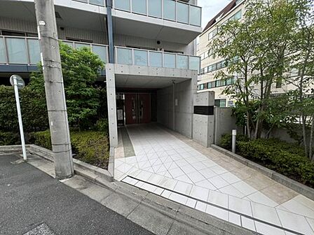 落ち着いた雰囲気のエントランスが、住まう方や訪れる方を上品に迎えます。