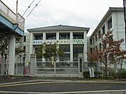 八幡小学校 710m