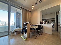 都心の煌めきを独り占めできるリビング　北西向きの特等席から、毎晩都心の夜景を眺めてみませんか？　心地よい北西向きの光は、夏場も涼しさを保ちながら、昼と夜で異なる表情を見せてくれるのが特徴です。