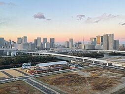 夕方の幻想的な景色に包まれる北西向きの住戸　遮るもののない開放的な眺望が魅力です。日中の穏やかな眺めから、夕方の幻想的な都会の風景、そして夜のドラマチックな夜景へと移り変わり、暮らしに彩りを添えます。