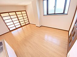 ロイヤルプレジオIII 2階1LDKのリビング/ダイニング