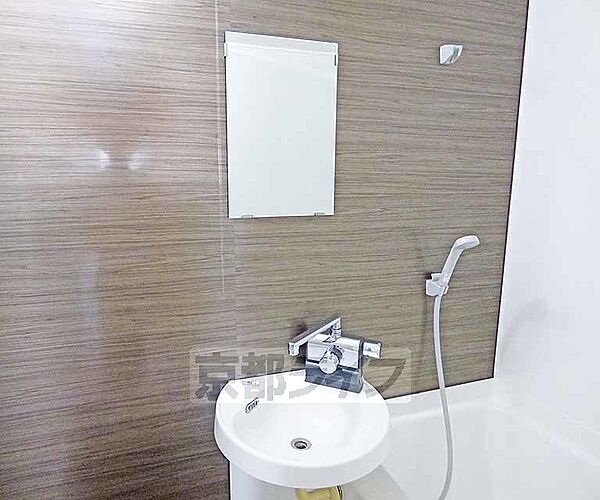 画像7:大きな鏡が付いた洗面台です。