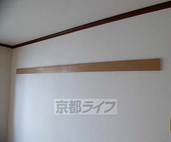 画像18:お部屋に吊り収納があります。