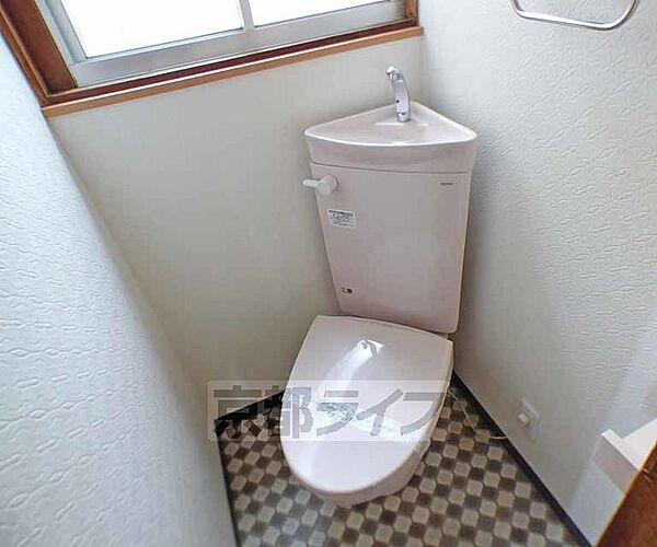 画像7:洋式トイレです。窓があります。