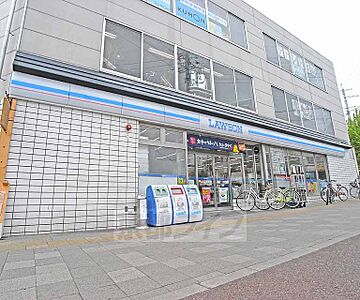 周辺：ローソン千本北大路店まで355m 千本北大路に立地するローソン。帰りが遅い時でも便利ですね。