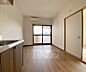 リビング/ダイニング：自然豊かなエリアのオートロック付きのマンションです。角部屋で窓が多く、風が通ります。