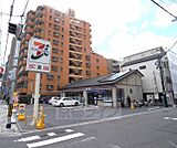 セブンイレブン 京都出世稲荷前店まで30m ガレージ広々、交差点の角で出入りしやすいですよ。