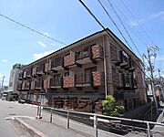 レンガ調の外観が落ち着いた雰囲気です。