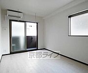 ・端部屋のみ小窓付