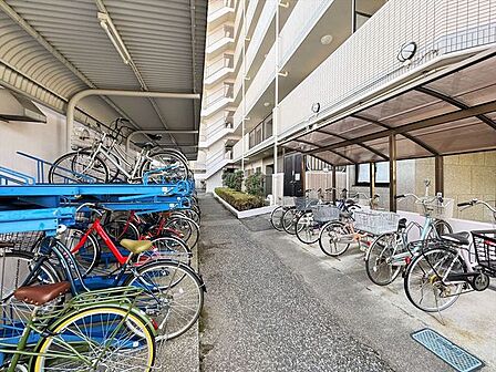 マンション敷地内の屋根付き駐輪スペース
