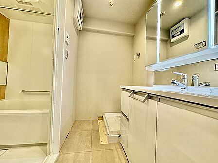 収納豊富な三面鏡付洗面化粧台。水回りのあれこれがキレイに収まりそうですね。 