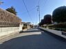 外観：敷地内公園の前面道路。広々としています。