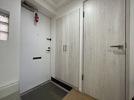 玄関を開けたらシューズボックス、使いやすい配置です。 